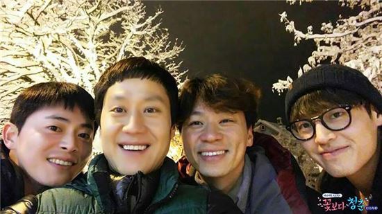 '꽃보다 청춘 아이슬란드' 출연진 조정석 정우 정상훈 강하늘. 사진=꽃보다청춘 공식 페이스북.