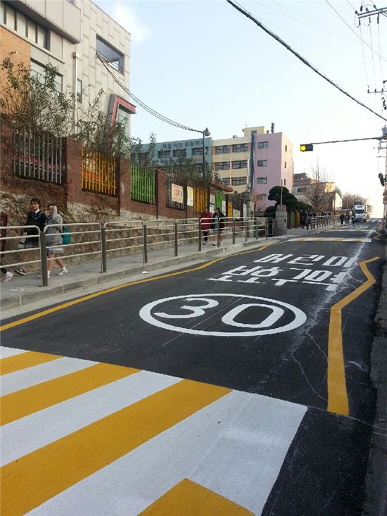 [못말리는 무법질주]"고원식 횡단보도 도입해 운전자 스스로 속도 낮추게"