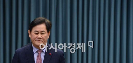 [포토]최경환, "일자리 걱정없는 세상 만들지 못하고 떠나 아쉽다"