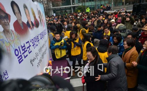 위안부 할머니들 "외교부 차관 멱살 잡을 뻔"