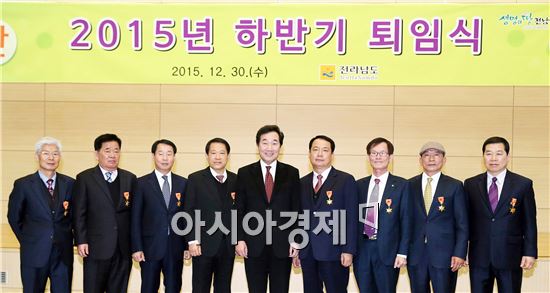 이낙연 전남지사가 30일 도청 왕인실에서 열린 2015년 하반기 정년퇴임식에 참석, 퇴직공무원들과 기념촬영하고 있다. 사진제공=전남도
