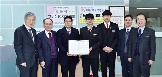 경기도 수원 수성고등학교 교직원 및 학생들이 416단원장학재단에 성금을 전달한 뒤 기념사진을 찍고 있다. 