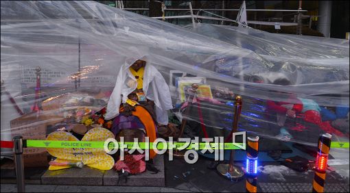 [포토]대학생들..소녀상 옆 밤샘농성