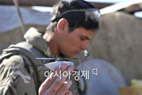 아프가니스탄에서 블랙호넷을 날릴 준비를 하고 있는 영국군 병사