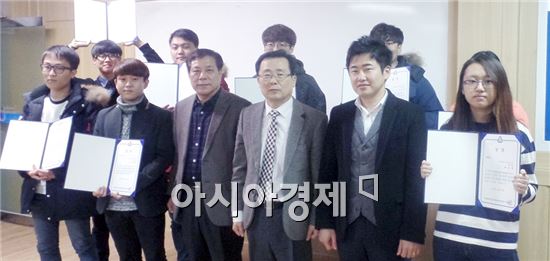 호남대학교 ICT융복합기술인력양성사업단(단장 이양원)은 12월 30일 창조관 4층 창의공학설계실(8413호)에서 ‘ICT특성화사업단 통합전산센터 취업반 수료식’을 실시했다.

  

정보통신공학과 재학생을 대상으로 실시된 프로그램의 수료식에서는 최우수상 김송이(3년), 우수상 나돈희(3년), 주레이(4년), 장려상 린즈밍(4년), 천찬후이(4년), 장야룬(4년) 등을 우수학생으로 선정해 상장과 상품을 수여했다.

  

‘통합전센센터 취업반’은 정보통신공학과 3·4학년 대상으로 실시되는 맞춤형 교육과정으로 Java, Oracle 강좌, 연동수업 등으로 진행됐다.

  
