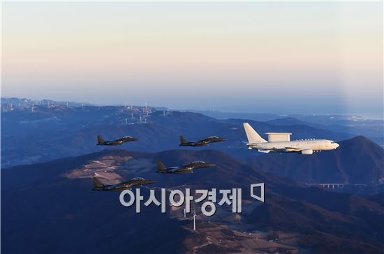 2016년 새해를 맞아 공군이 실시한 초계비행에 참가한 공군 E-737 피스아이와 F-15K 편대가 비행하고 있다. (사진제공=공군)