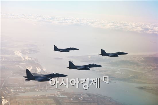 새해 초계비행 나선 F-15K 전투기 더 강해졌다