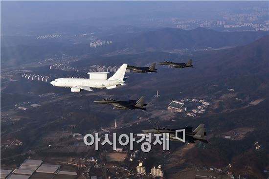 2016년 새해를 맞아 공군이 실시한 초계비행에 참가한 공군 E-737 피스아이와 F-15K 편대가 비행하고 있다. (사진제공=공군)