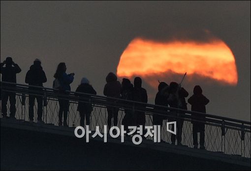 [포토]구름 사이로 고개 내민 2016년 첫 일출