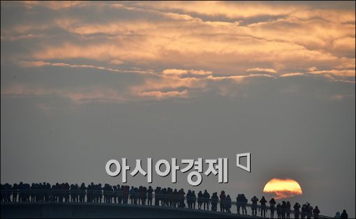 [포토]새해 첫 일출 바라보는 시민들