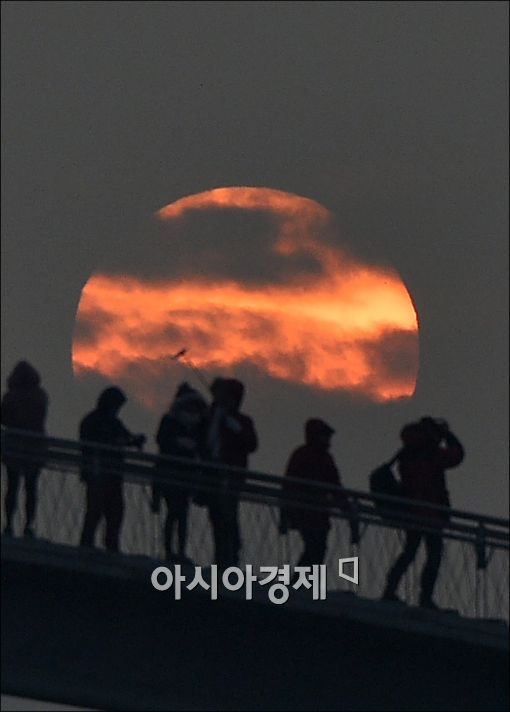 [포토]병신년 새해 첫 일출, 구름사이 영롱한 서광
