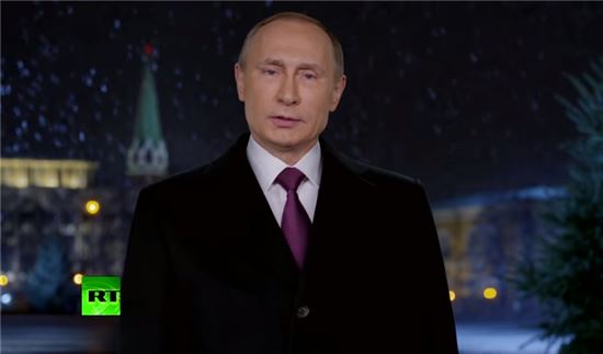 러시아 국영방송 RT에 출연해 신년사를 하는 블라디미르 푸틴 러시아 대통령 [사진 = RT 뉴스 캡쳐]