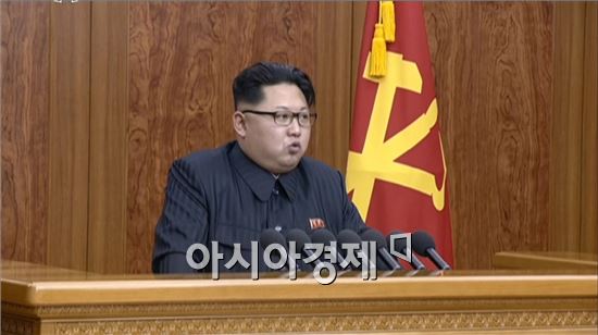 북한 김정은 국방위원회 제1위원장은 1일 신년사 육성 연설에서 "평화와 통일을 바라는 사람이라면 누구와도 마주앉아 민족문제, 통일문제를 허심탄회하게 논의할 것"이라고 말하는 등 남북대화에 대한 의지를 내비쳤다. 