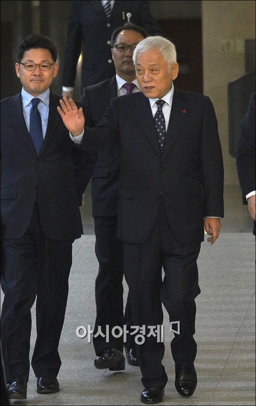 [포토]회견장 들어서는 김한길 전 대표