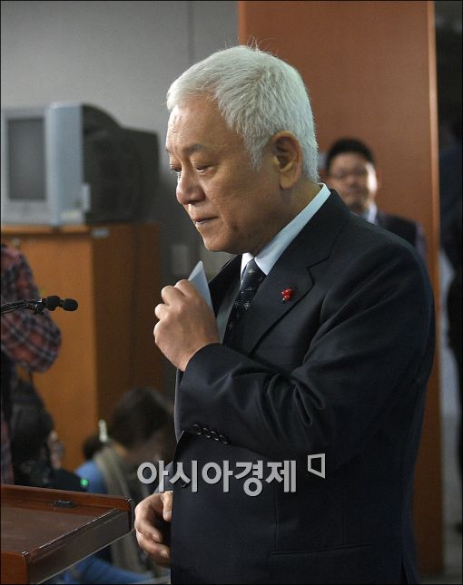 [포토]기자회견문 꺼내는 김한길 전 대표