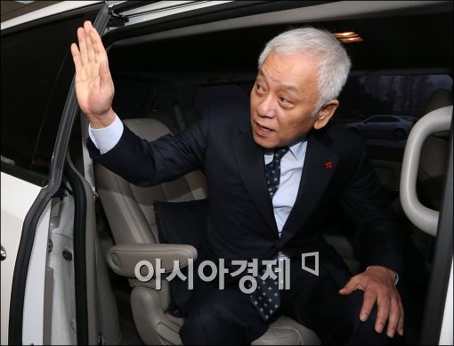 [포토]손 흔들며 떠나는 김한길 전 대표