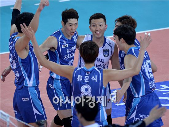 [포토]득점 환호하는 삼성화재 최귀엽