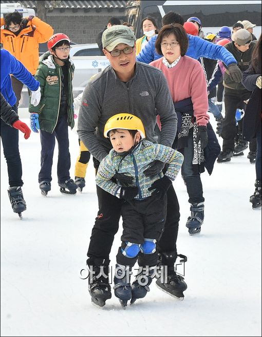 [포토]'아빠와 함께하는 스케이트'