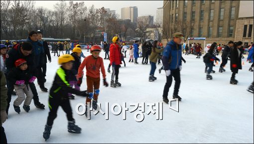 10일 폐장 서울광장 스케이트장 16만명 찾았다