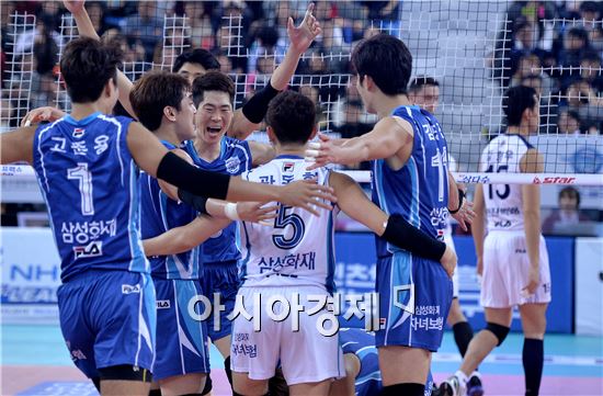 [포토]삼성화재, '짜릿한 역전승이야'