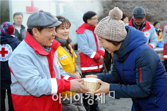 [포토]시민에게 떡국 나눠주는 윤장현 광주시장