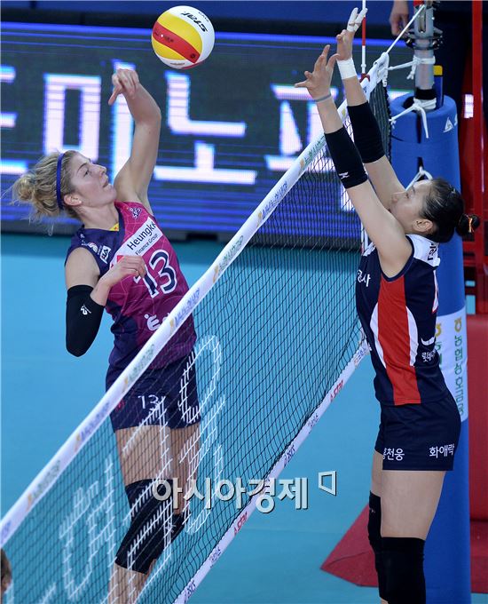 [포토]테일러, '방향만 바꾼 팁 공격'