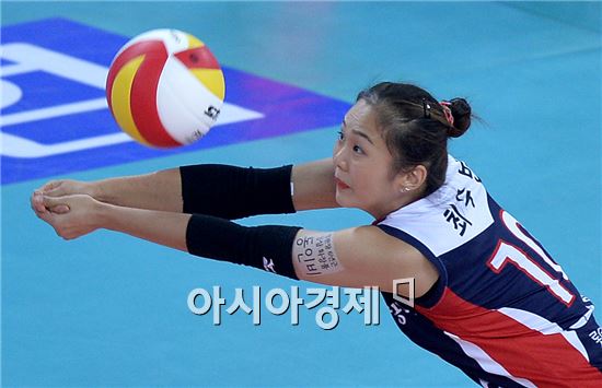 [포토]리시브하는 최수빈