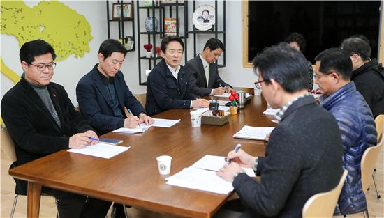 남경필 경기지사가 3일 준예산 사태에 대한 대책회의를 하고 있다. 