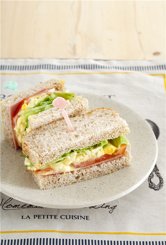 달걀샌드위치. 매번 식빵에 잼만 발라주지 말고 집에 있는 재료로 간단한 샌드위치를 만들어 보자.
