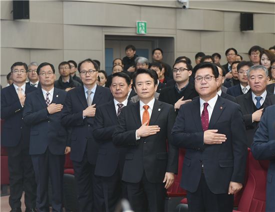 [포토]시무식 참석한 남경필 "연정·누리과정 어떻게 풀지?" 