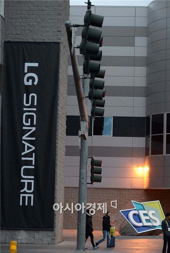 LG전자가 세계 최대 가전전시회'CES 2016'이 열릴 미국 라스베이거스 컨벤션센터(LVCC)에 대형 옥외광고를 설치했다. (제공=LG전자)