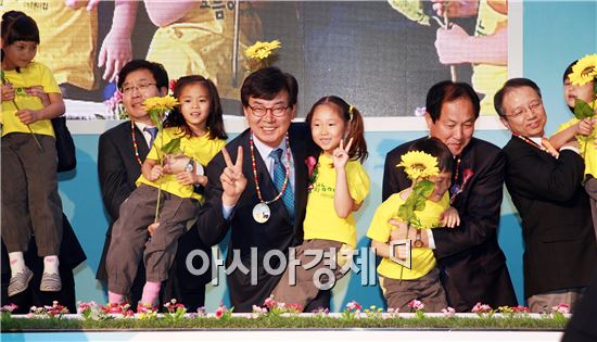 장흥군은 민선6기 출범 이후 인구증가를 군정 역점시책으로 내걸고 출산율을 끌어올리기 위해 출산 양육 지원금 인상, 난임부부 지원 등 다양한 시책들을 내놓고 있다.