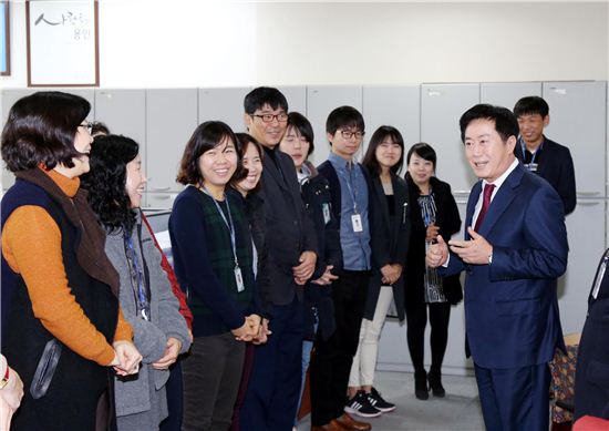 정찬민 용인시장이 4일 시무식을 대신해 각 층을 돌며 직원들과 이야기를 나누고 있다.