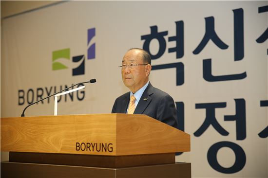 김승호 보령제약그룹 회장은 4일 본사  '중보홀'에서 열린 2016년 시무식에서 신년사를 발표하고 있다.