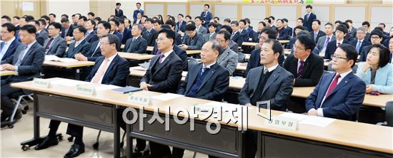 농협전남지역본부(본부장 강남경)는 4일 지역본부 대강당에서신년 시무식을 갖고, 새 시대를 이끌어 갈 농협만의 길을 찾아 나서는데 전 임직원이 함께 지혜를 모아 나가자는 다짐의 시간을 가졌다.