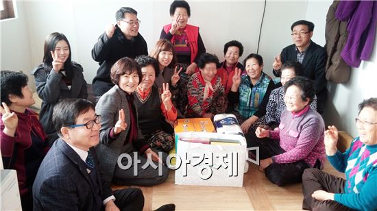 광주광역시 복지건강국 건강정책과는 4일 신흥동에 위치한 미신고 경로당 ‘부동쉼터’를 방문해 쌀 등 생필품과 금일봉을 전달하고 봉사활동을 하며 새해 업무를 시작했다.