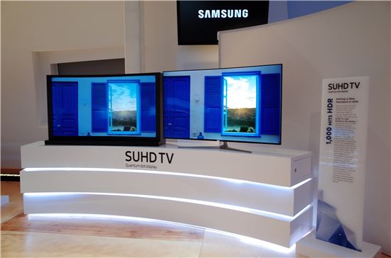색, 밝기 크게 개선한 2016년형 삼성전자 SUHD TV(오른쪽)