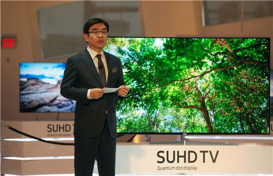 미국 라스베이거스에서 4일(현지시간) 2016년형 SUHD TV를 공개하고 있는 김현석 삼성전자 영상디스플레이사업부 사장