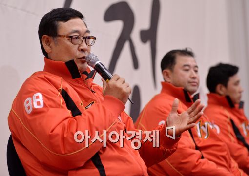 [포토]김용희 감독, '모든 선수들이 미쳐야 한다'