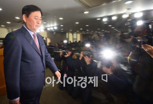 최경환, 전대 불출마 "黨 화합·정권재창출 위해"(상보)