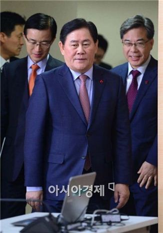 [포토]브리핑 참석하는 최경환 경제부총리 