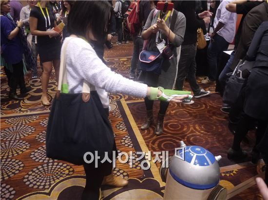 [CES 2016]"스마트폰으로 물고기 찾고 장갑으로 로봇 조정"