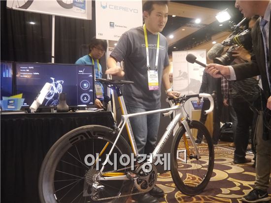 CES2016에서 세레보(CEREVO)가 출품한 세계 최초의 커넥티드 3D 프린팅 자전거 '오비트렉(ORBITREC)
