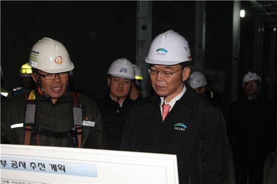 강호인 국토교통부 장관(오른쪽)이 5일 오후 인천국제공항공사를 찾아 지난 3일 발생한 수하물 처리 지연 사태에 대한 보고를 받고 있다.(제공: 국토교통부)