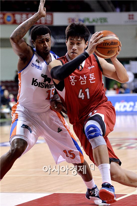 [포토]오세근, '포웰, 막아봐'