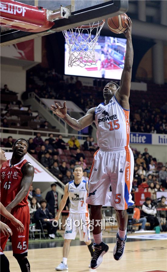 [포토]골밑슛 하는 포웰