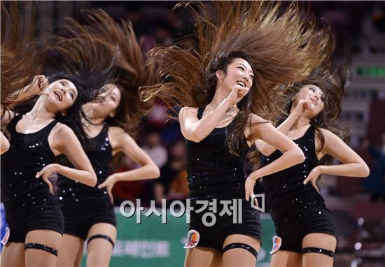 [포토]치어리더, '매력적인 미소 지으며'