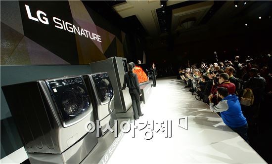 ▲ LG전자가 5일(현지시각) 미국 라스베이거스 만달레이 베이(Mandalay Bay) 호텔에서 ‘LG전자 프레스 컨퍼런스’를 열었다.이 행사에서 LG전자가 공개한 LG시그니처 냉장고, LG 시그니처 올레드 TV, LG 시그니처 공기청정기, LG 시그니처 세탁기를 취재하려는 현지 취재단의 열기가 뜨겁다. (제공=LG전자)