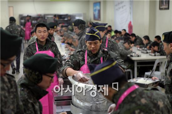 군안팎에서는 군장병들이 보급된 음식을 먹지 않는 것은 신세대장병들에게 맞지 않는 식단과 과다한 칼로리(cal)가 문제라는 지적이다. 