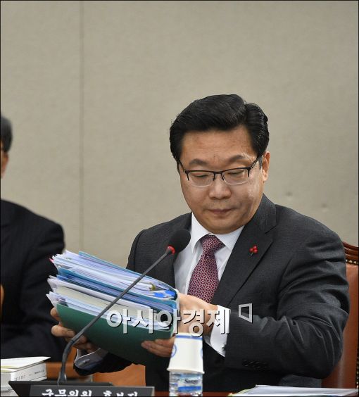 [포토]자료 정리하는 주형환 장관 후보자